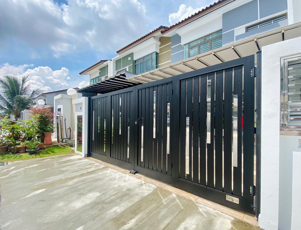 black autogate with vertical stripe design in front of a house
